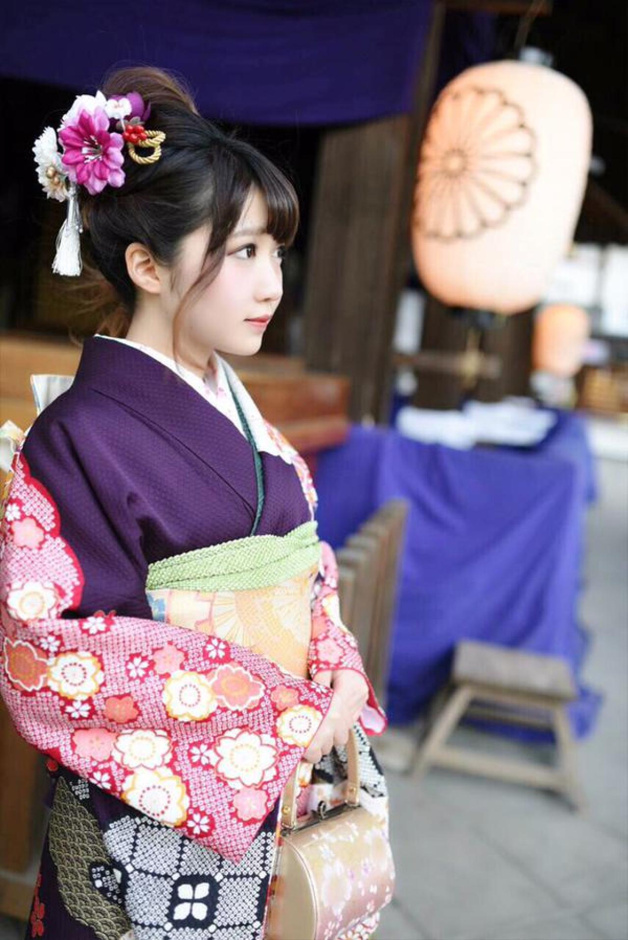 橘猫汰穿着紫色和服，双手拎包的侧脸