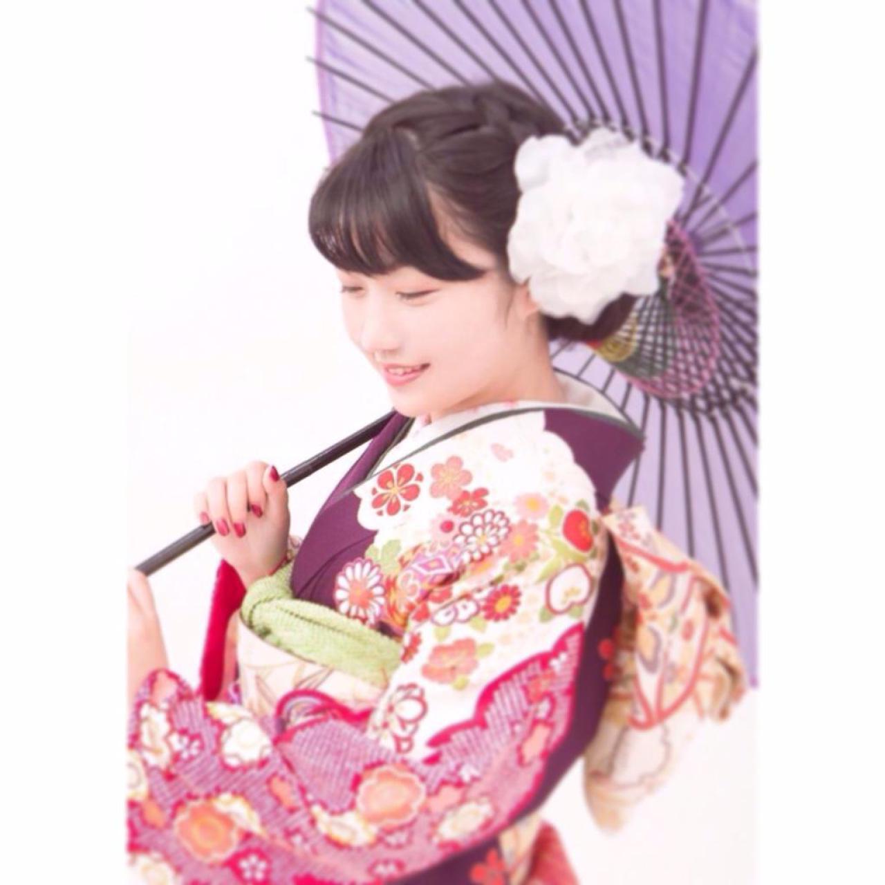 橘猫汰穿着和服撑伞微笑