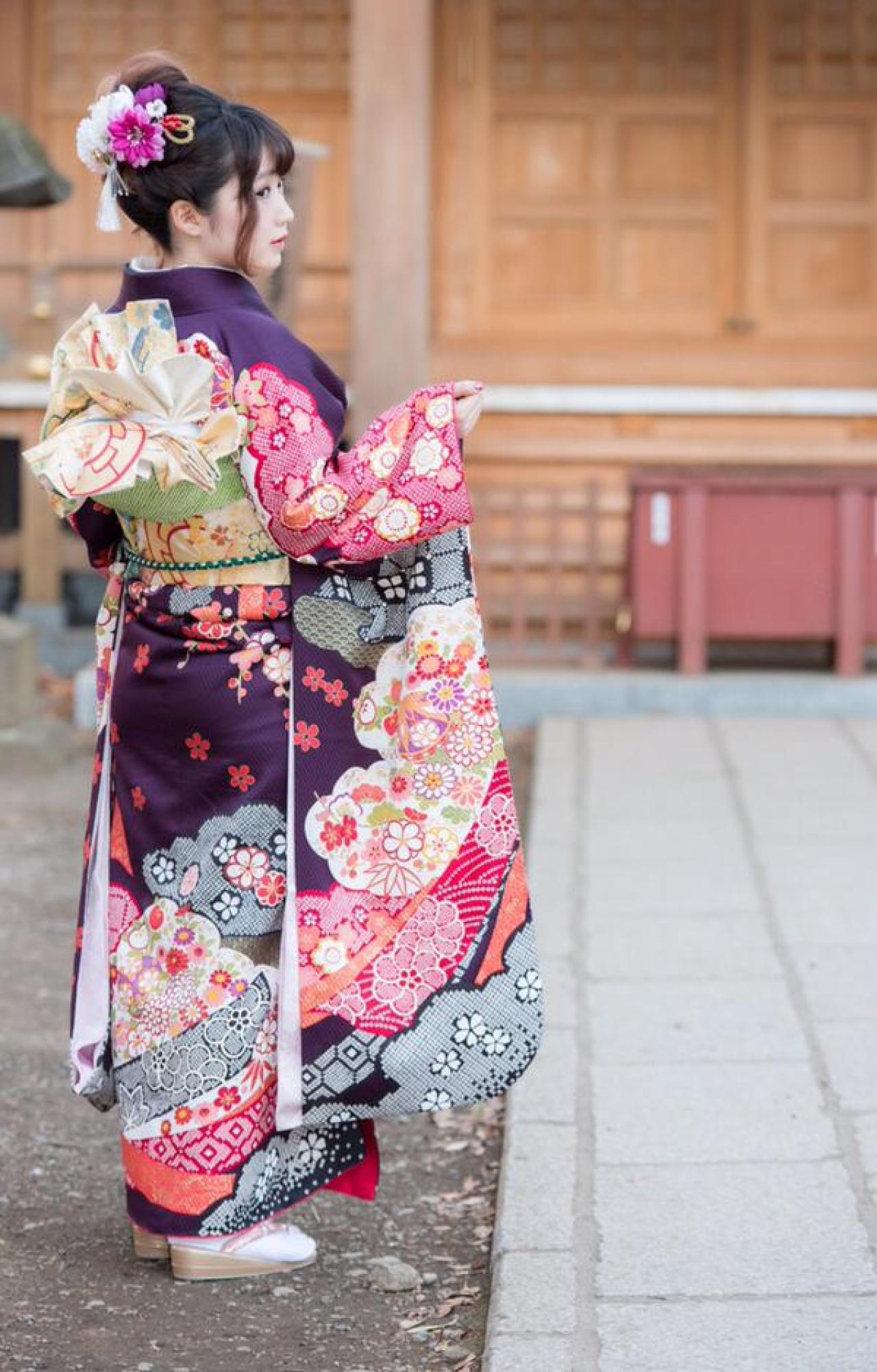 橘猫汰穿着和服，侧脸的背影，全身照