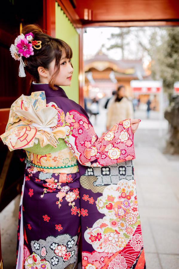 橘猫汰穿着和服，侧脸的背影，多半身照