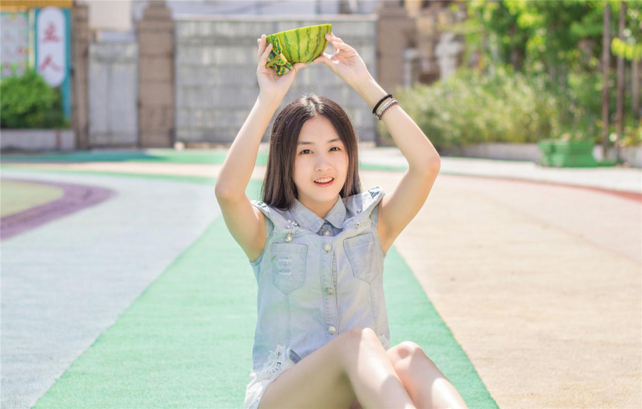 陈婕双手将西瓜举过头顶