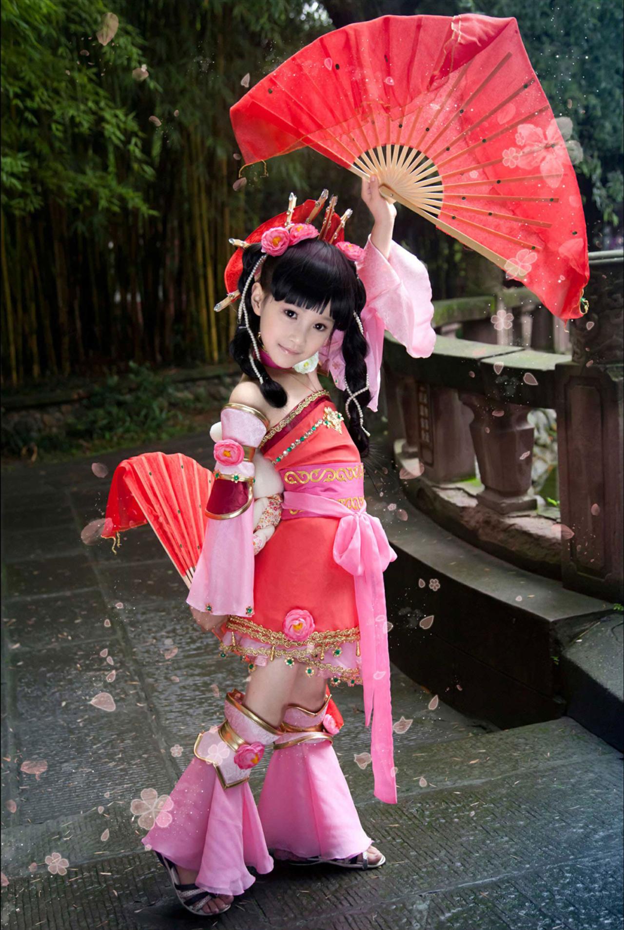 琳琳扮七秀萝莉持扇站在花雨中
