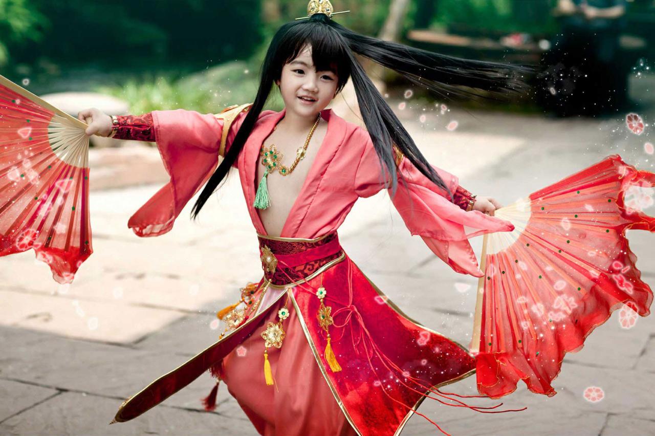 陈小猪扮七秀正太双手持扇站在花雨中