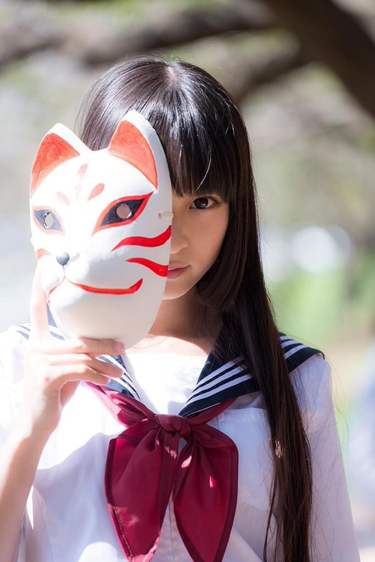 猫守ざーにゃ扮阎魔爱右手端着面具遮住半边脸