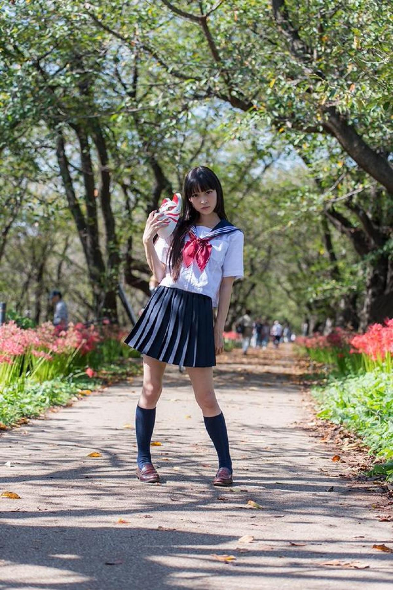 猫守ざーにゃ扮阎魔爱拿着面具站在开满彼岸花的道路上