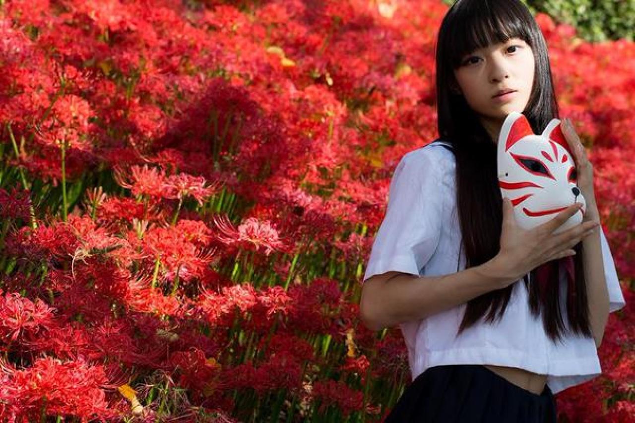 猫守ざーにゃ扮阎魔爱捧着面具站在彼岸花丛旁