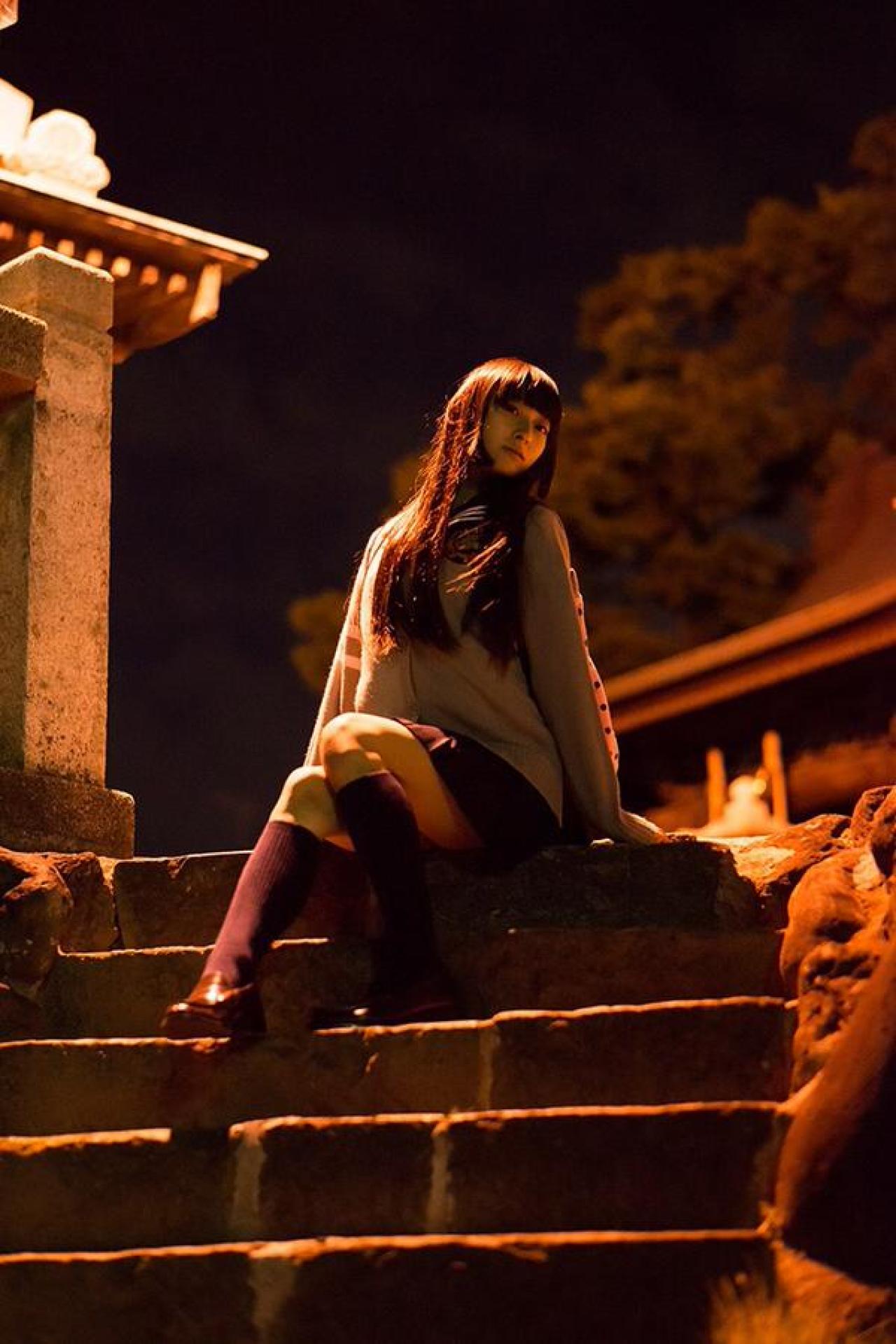 猫守ざーにゃ扮阎魔爱披着外套坐在神社的台阶上