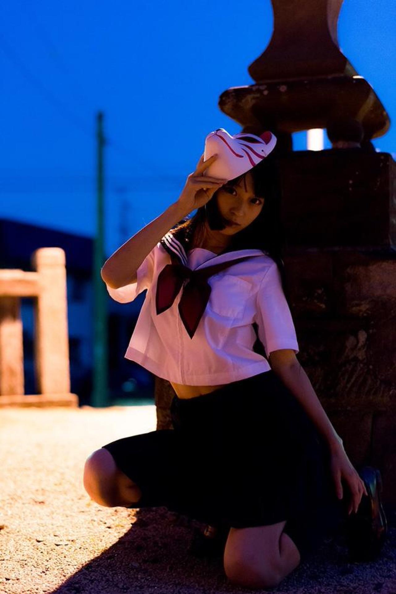 猫守ざーにゃ扮阎魔爱半跪着身子，贴在神社的守护兽石台上