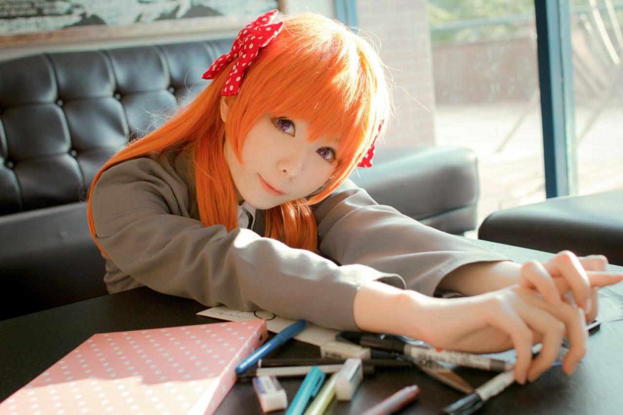 霜月扮佐仓千代扒在案几上