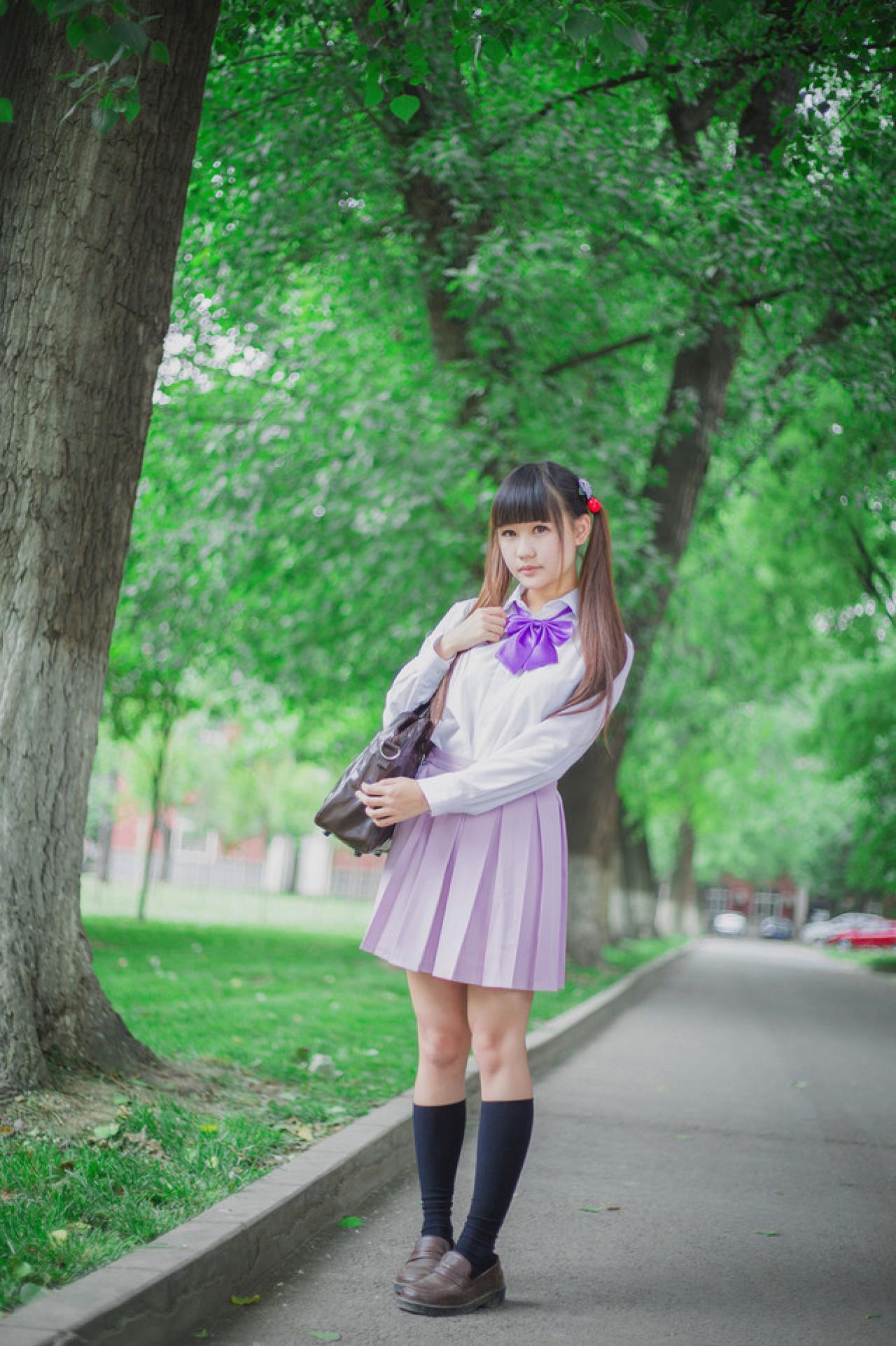 紫色制服萌妹子斜挎着通勤包
