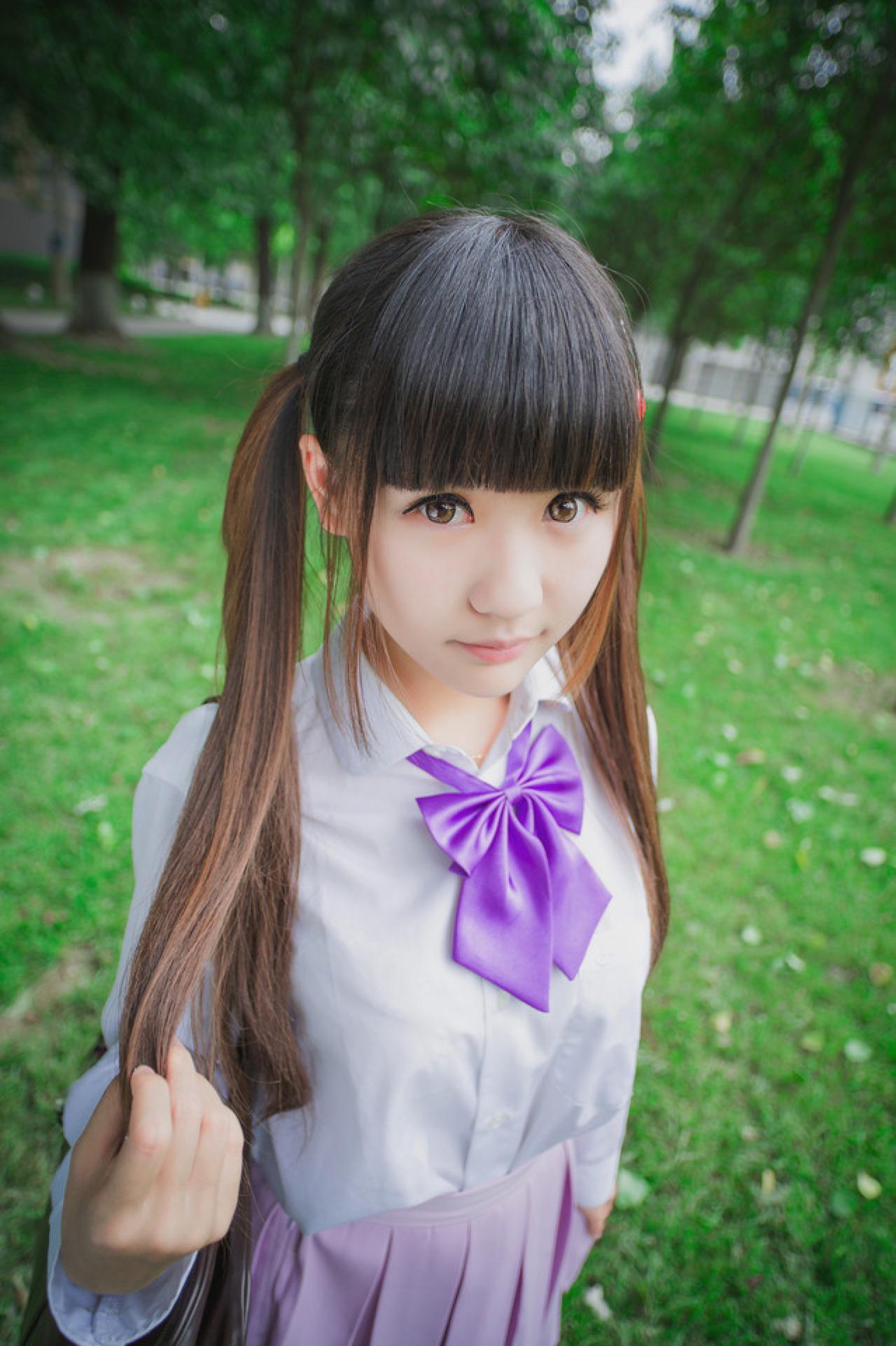 紫色制服萌妹子左手捏着马尾