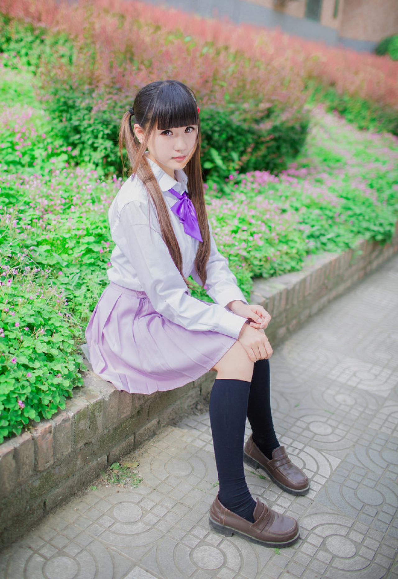 紫色制服萌妹子坐在花池上