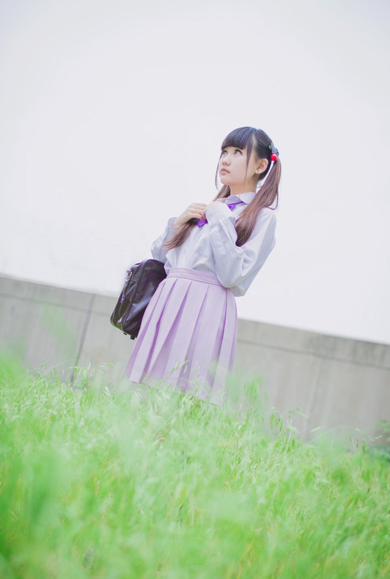 紫色制服萌妹子双手叠放在蝴蝶结上