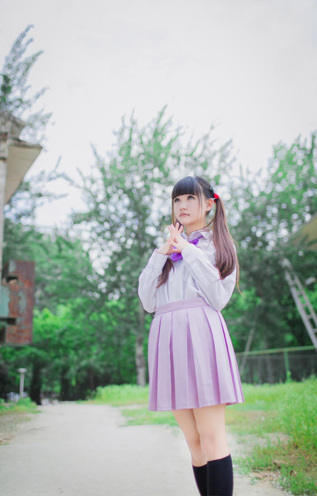 紫色制服萌妹子双手五指交叉，放在领口
