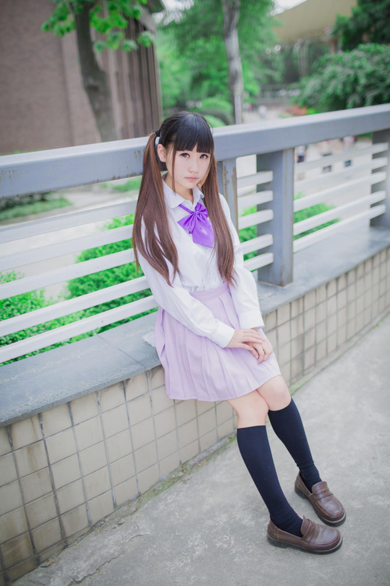 紫色制服萌妹子靠坐在栏杆上