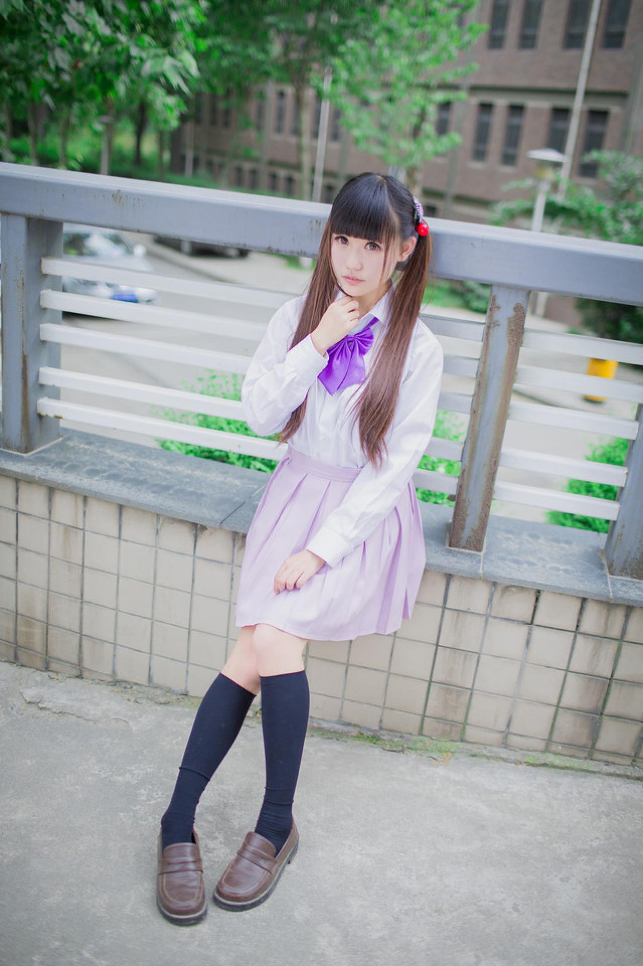 紫色制服萌妹子左手搭在裙摆，右手放在领口