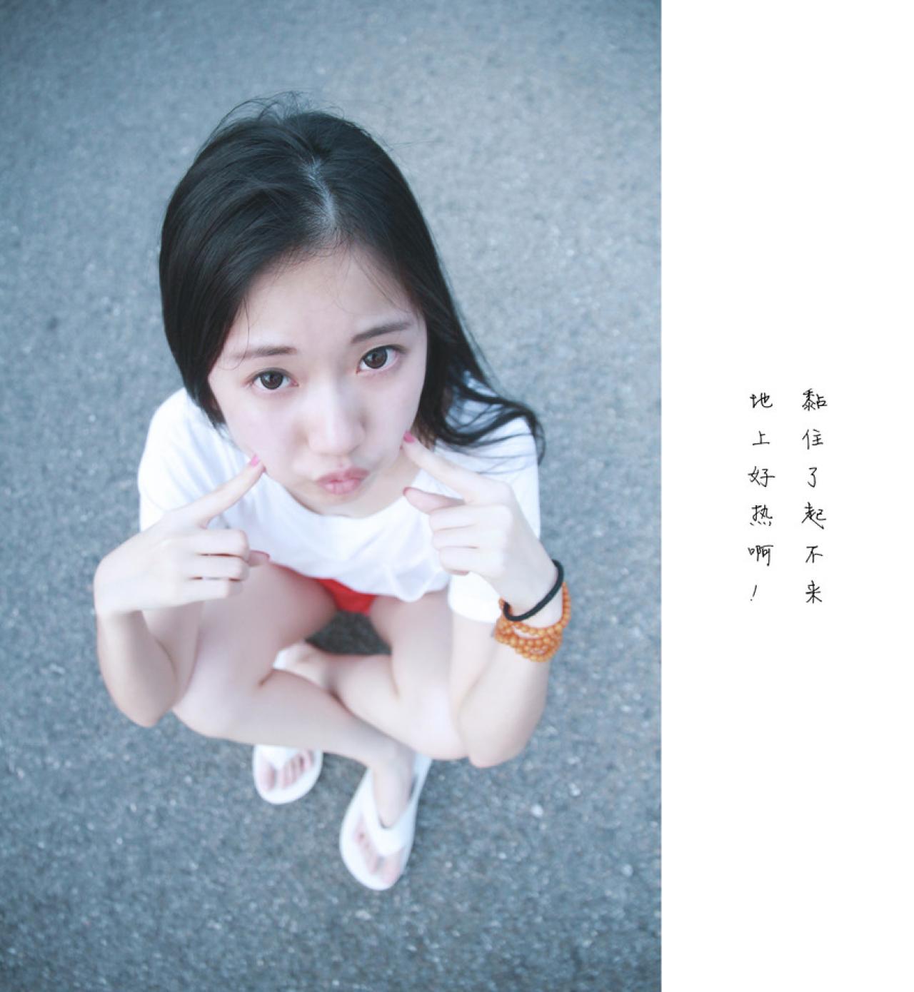 小Q双手食指戳着脸部，嘟嘴卖萌：黏住了，起不来，地上好热啊！