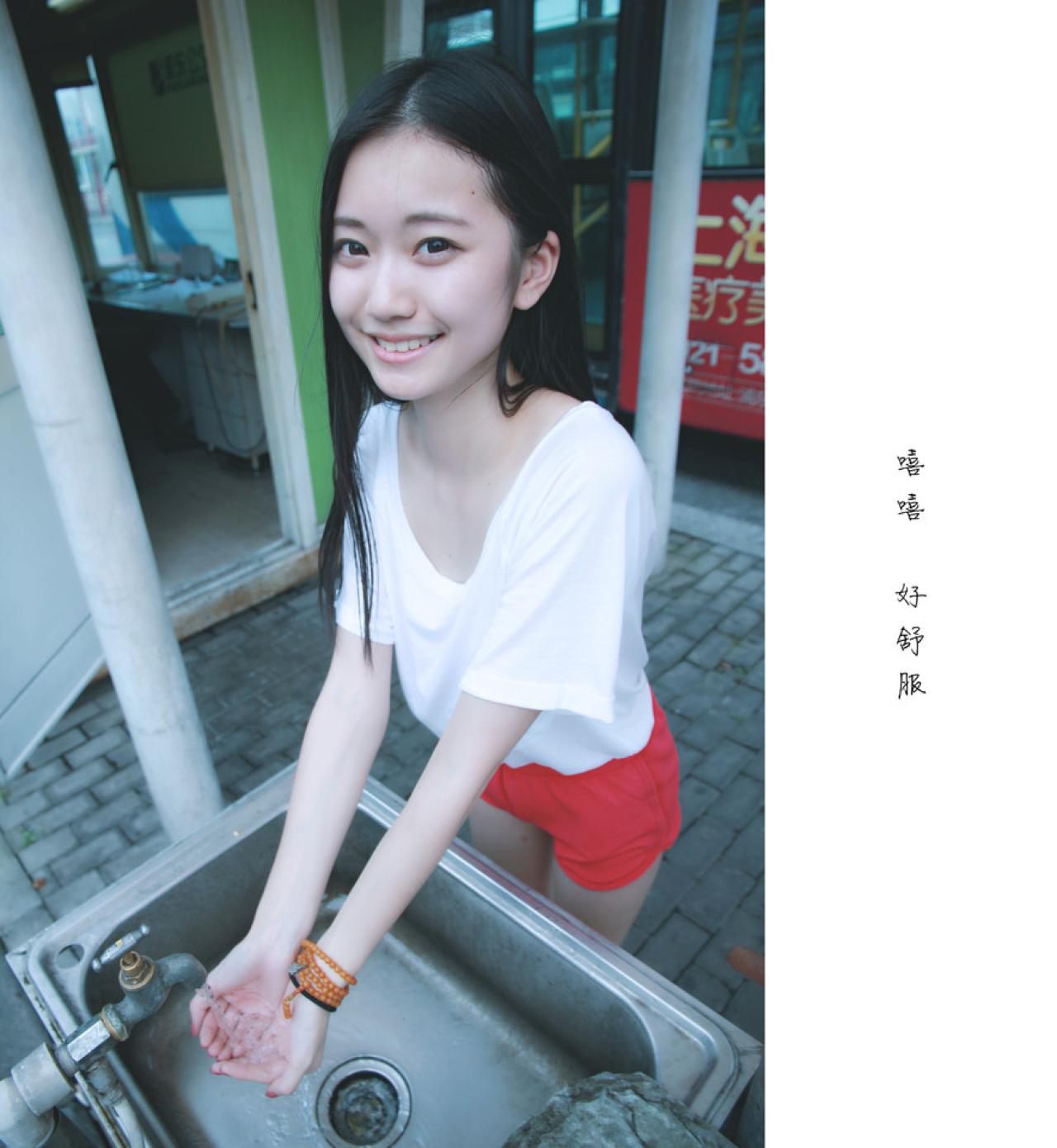 小Q双手接着从自来水管中流下的水：嘻嘻，好舒服