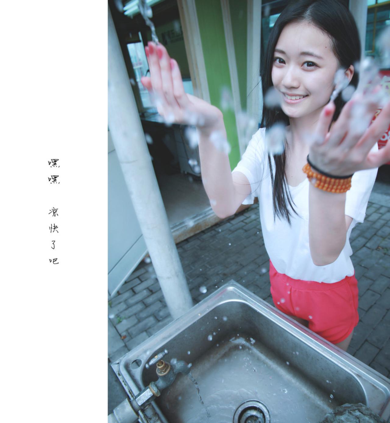 小Q双手扬起水花：嘿嘿，凉快了吧