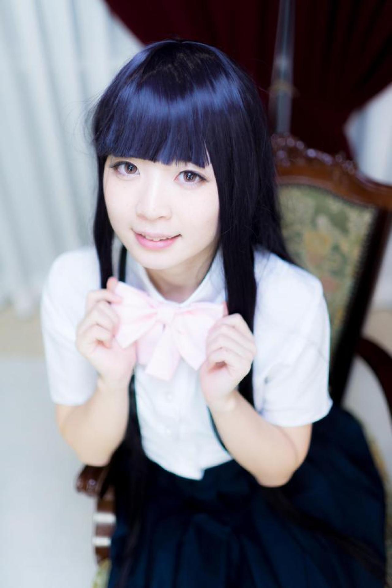 伊波ユリちゃん双手拉着蝴蝶结领结微笑