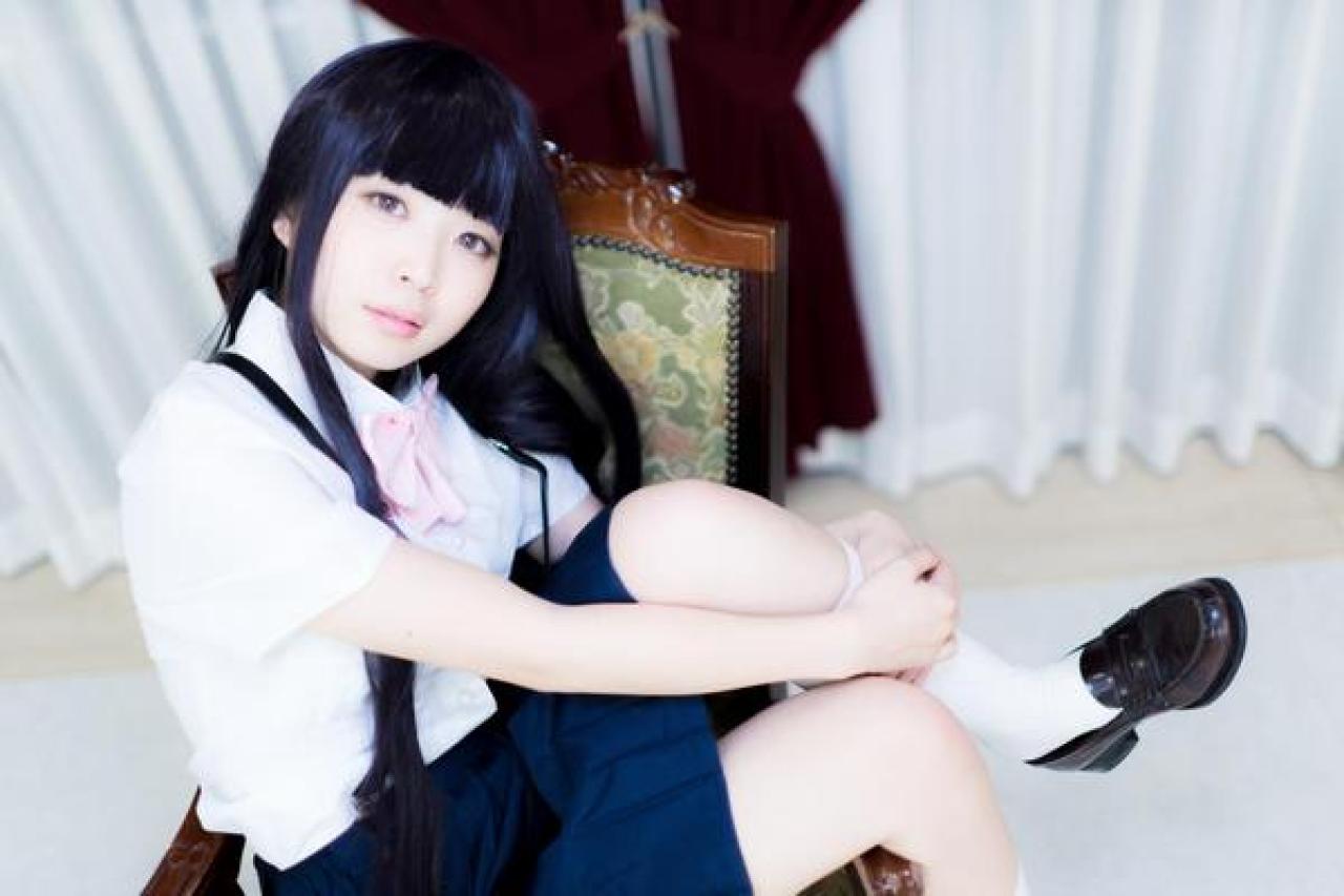 伊波ユリちゃん侧身坐在椅子上 横幅照