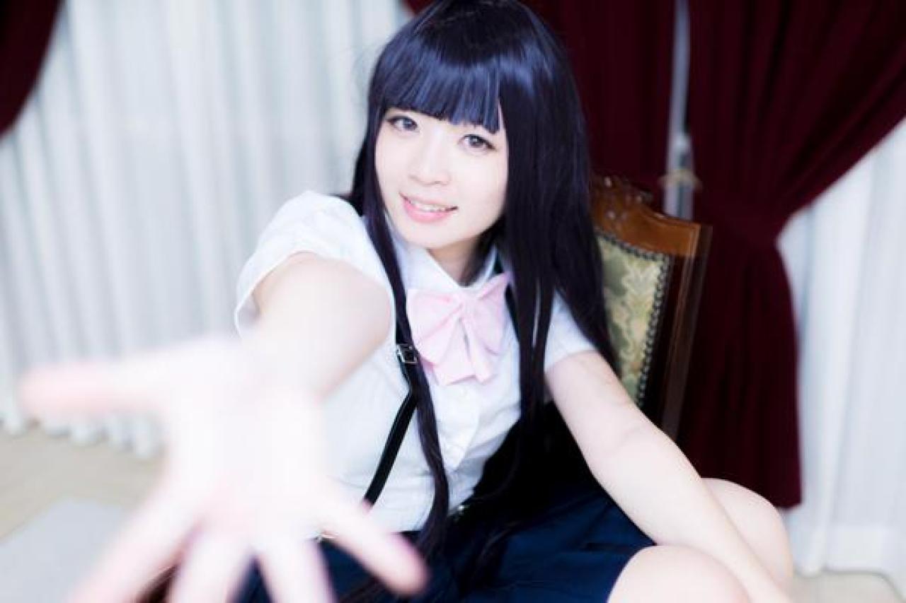 伊波ユリちゃん向镜头伸出右手