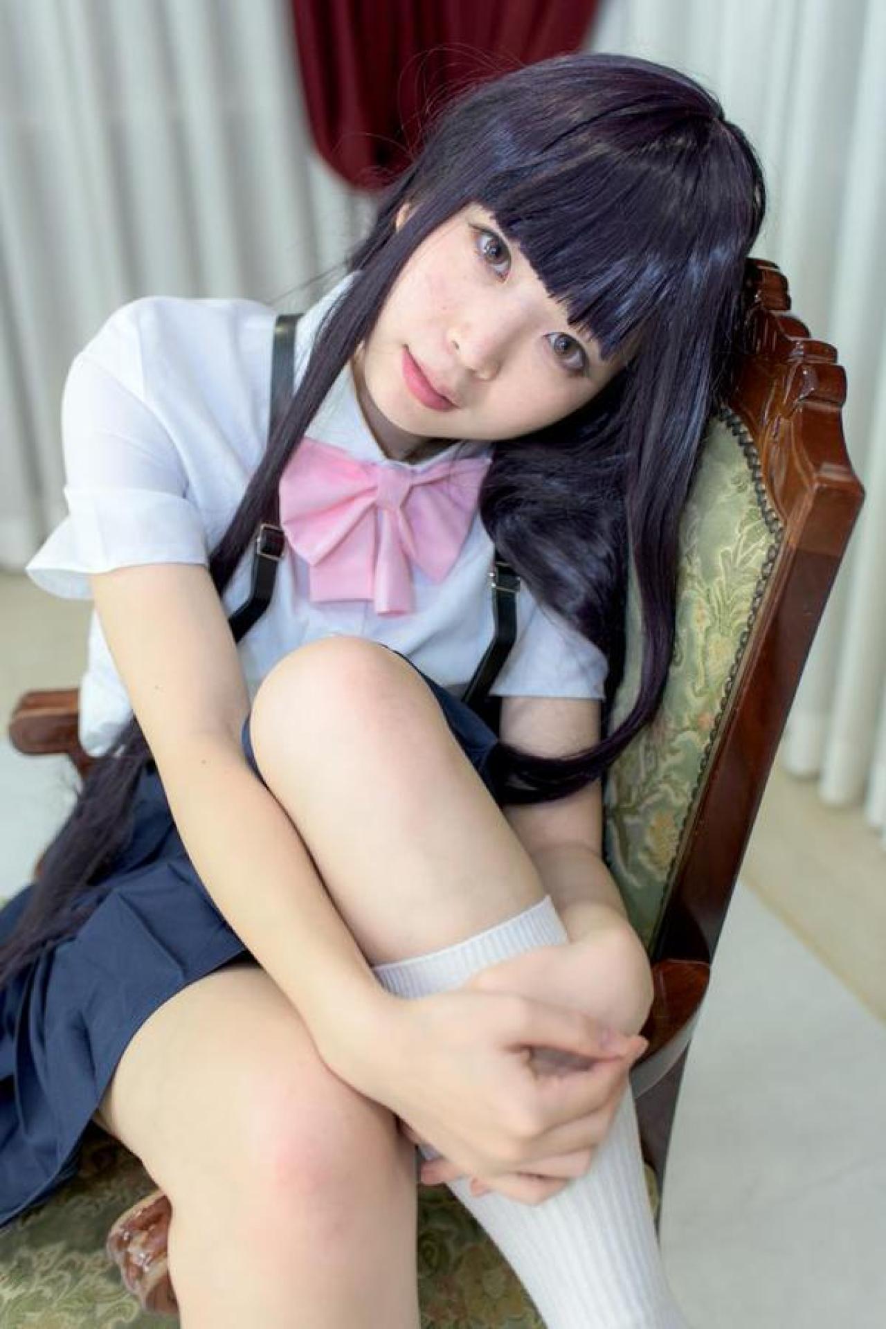 伊波ユリちゃん歪着头靠在椅背上，双手抱着腿部