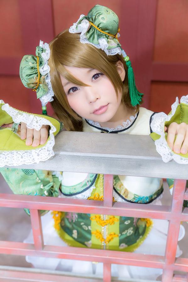 五木あきら扮小泉花阳歪着头，双手扒在栏杆上