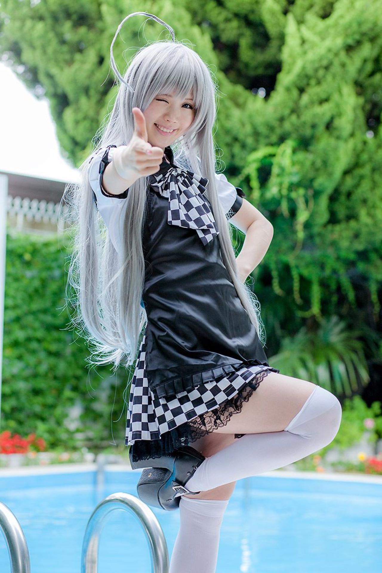 倉坂くるる左手叉腰，右手作八字手势，眨眼卖萌