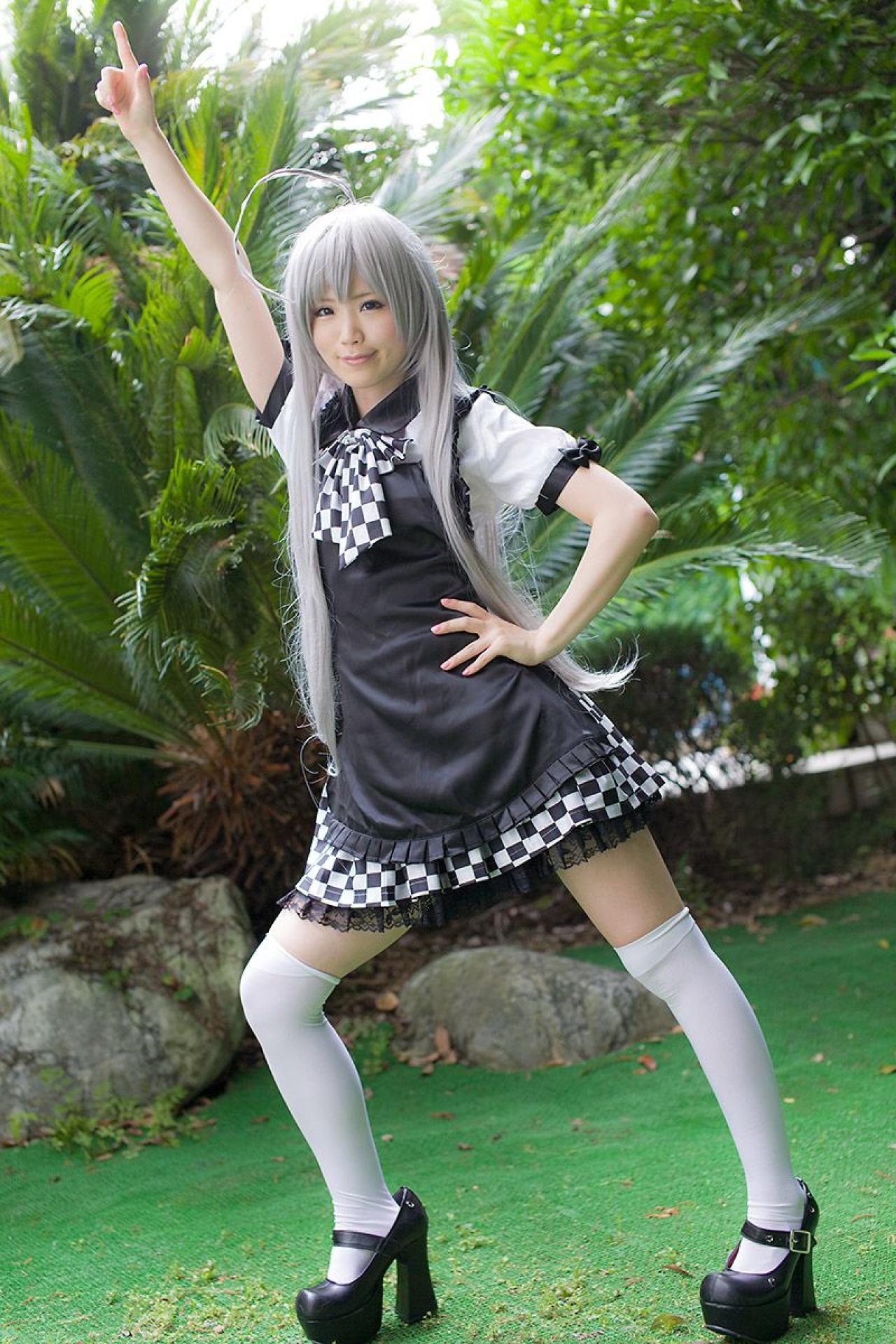 倉坂くるる右腿弯曲，左手叉腰，右臂抬起