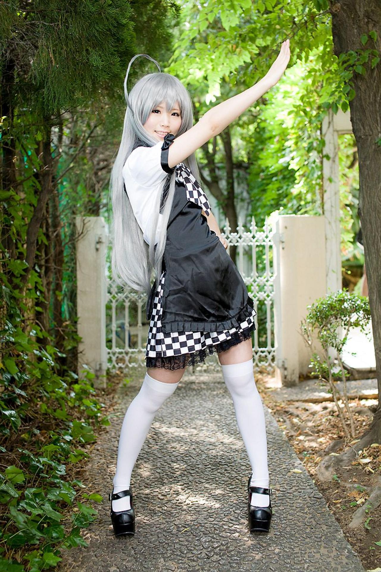 倉坂くるる左手叉腰，右臂向左前方抬起