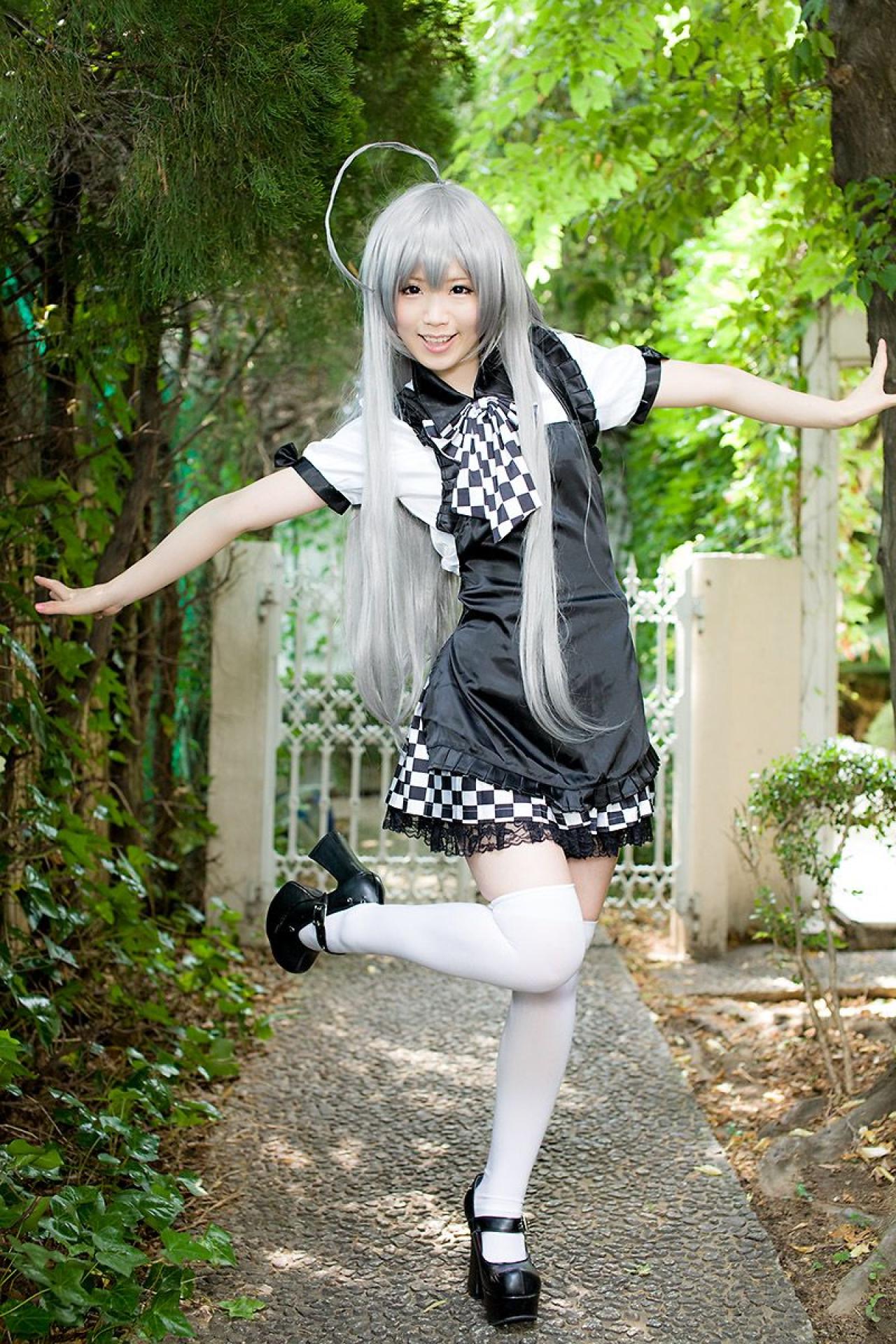 倉坂くるる双手平举，抬起右腿