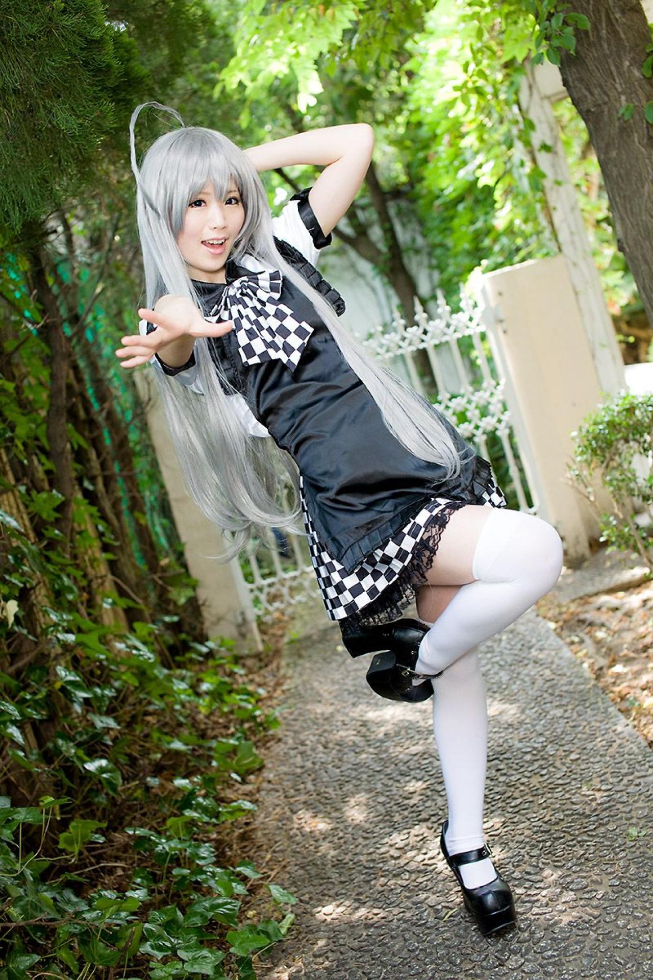 倉坂くるる左手放在脑后，右臂五指张开向前伸出，勾起右腿