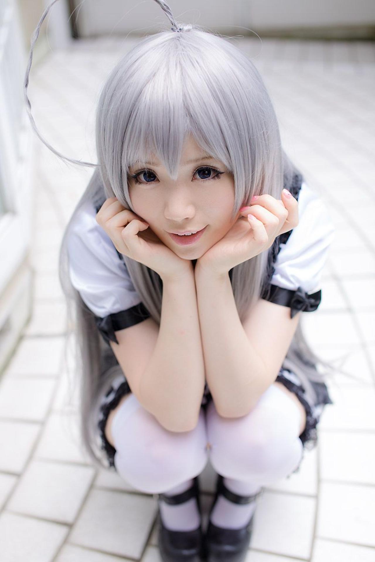 倉坂くるる双手捧着脸蹲在地上