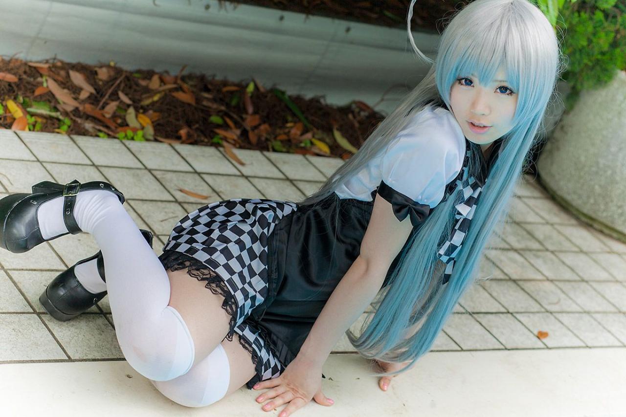 倉坂くるる双手撑在地上，泳池蓝色的光反射在头发上，将头发染成蓝色