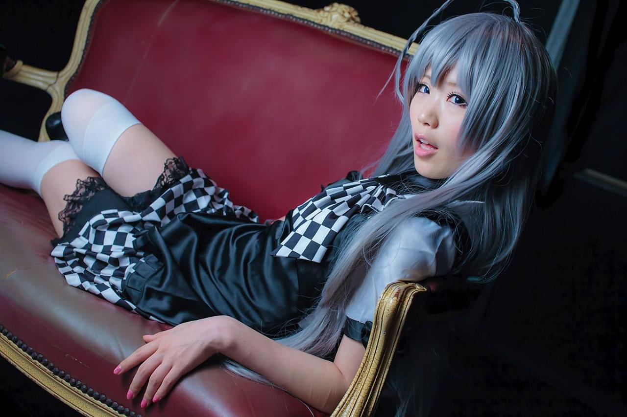 倉坂くるる靠在椅子的扶手上，回头转向身边，说话