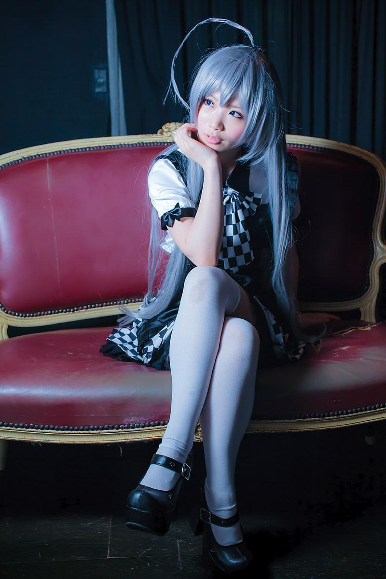 倉坂くるる翘着腿坐在宫廷长椅上，右手枕着下巴，略有所思