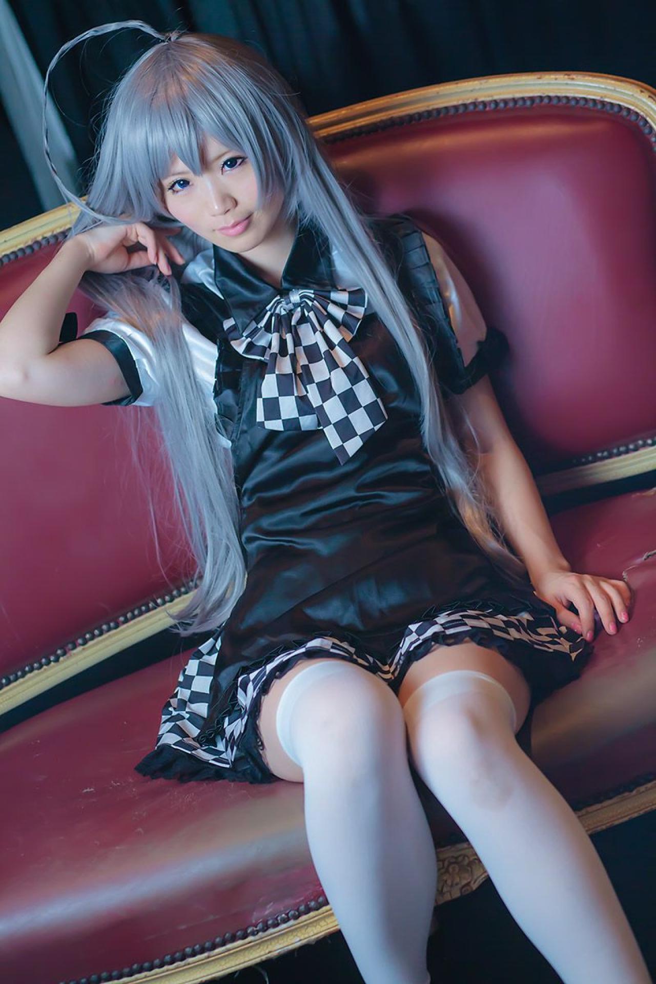 倉坂くるる正身坐在宫廷长椅上