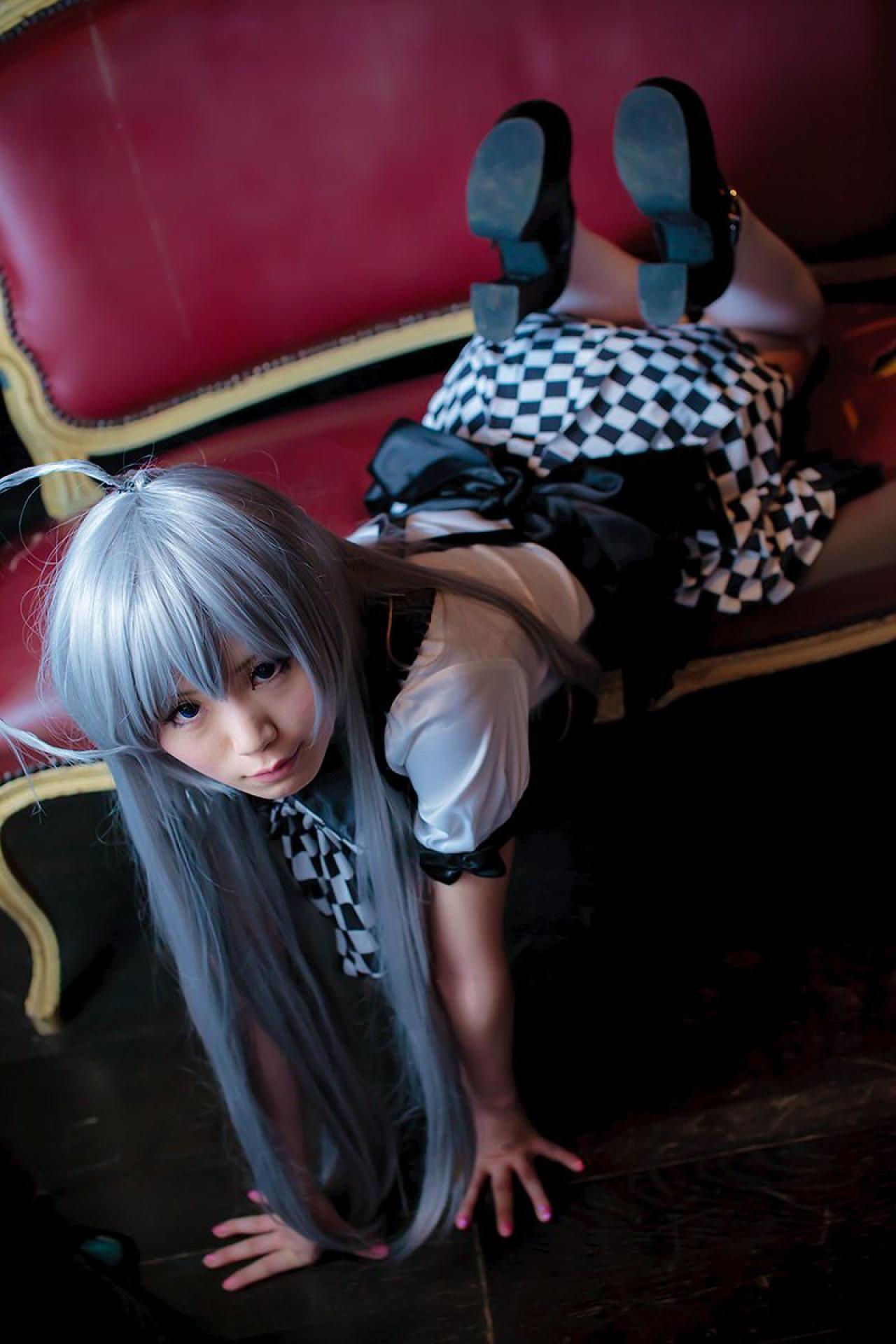 倉坂くるる双手撑着扒在地上