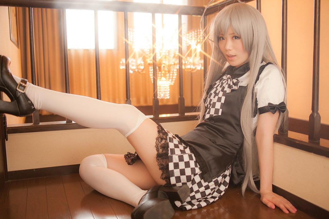 倉坂くるる双手撑地，抬起左腿，靠在楼梯的休息平台上