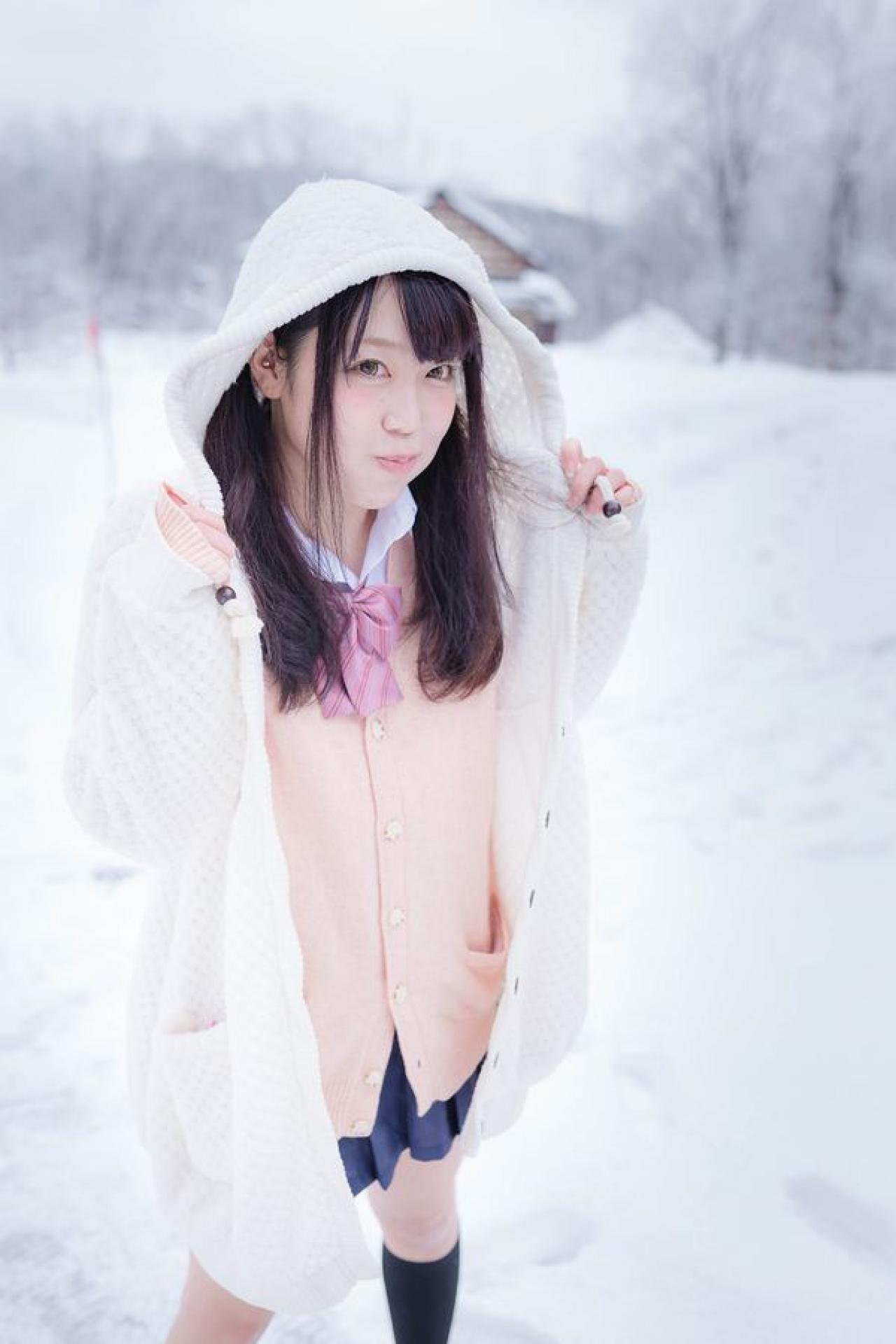 友利さん披着外套，嘟嘴卖萌