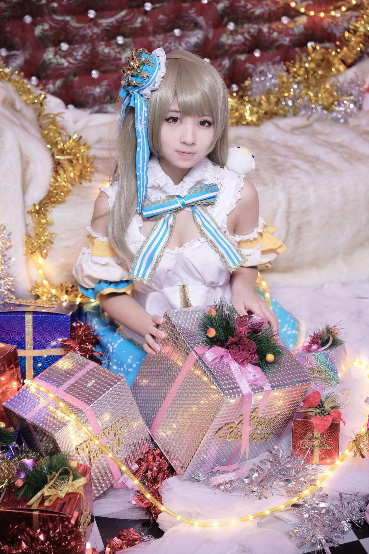 哼哼坐在大大小小的礼物盒子中