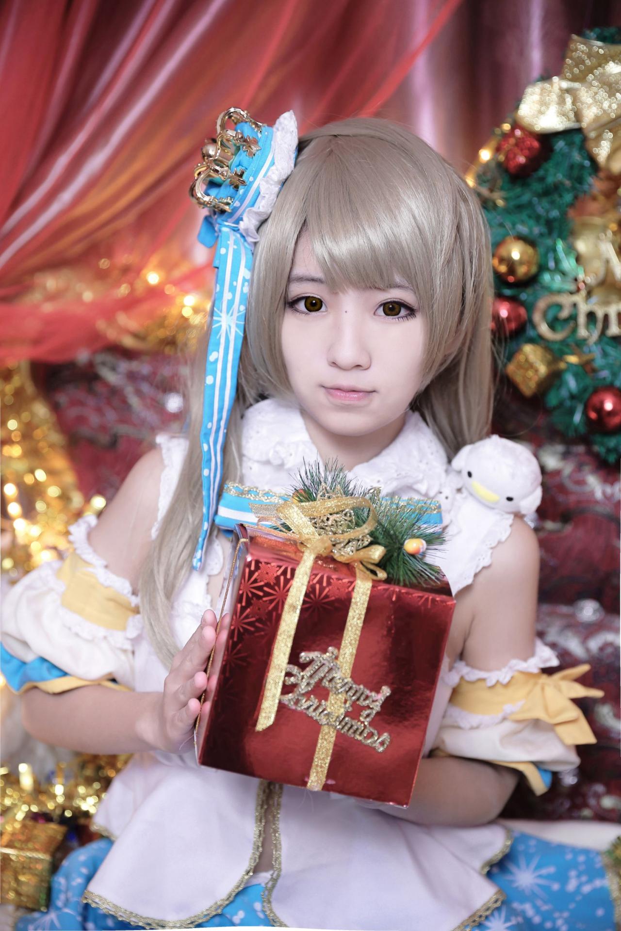 哼哼双手捧着礼物盒