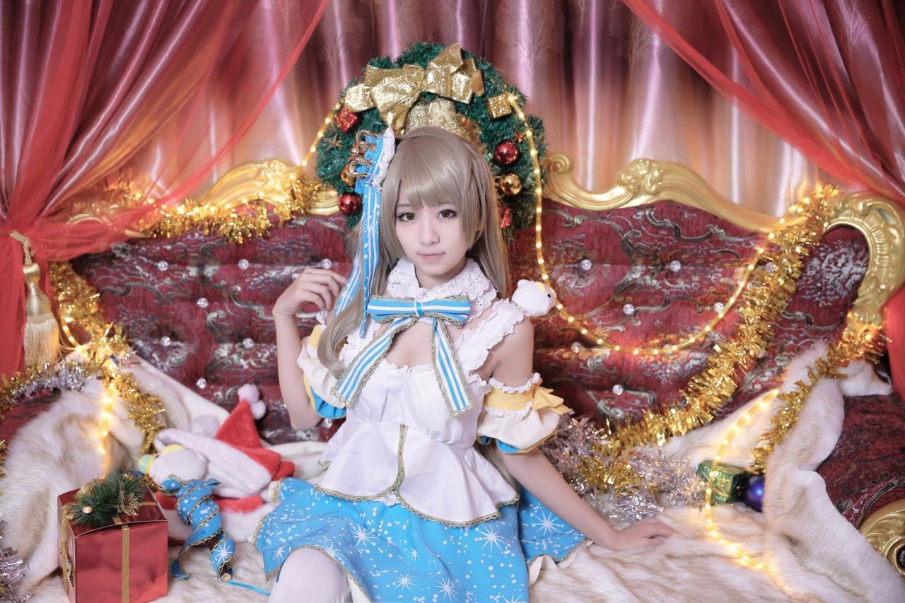 哼哼坐在欧式沙发椅上