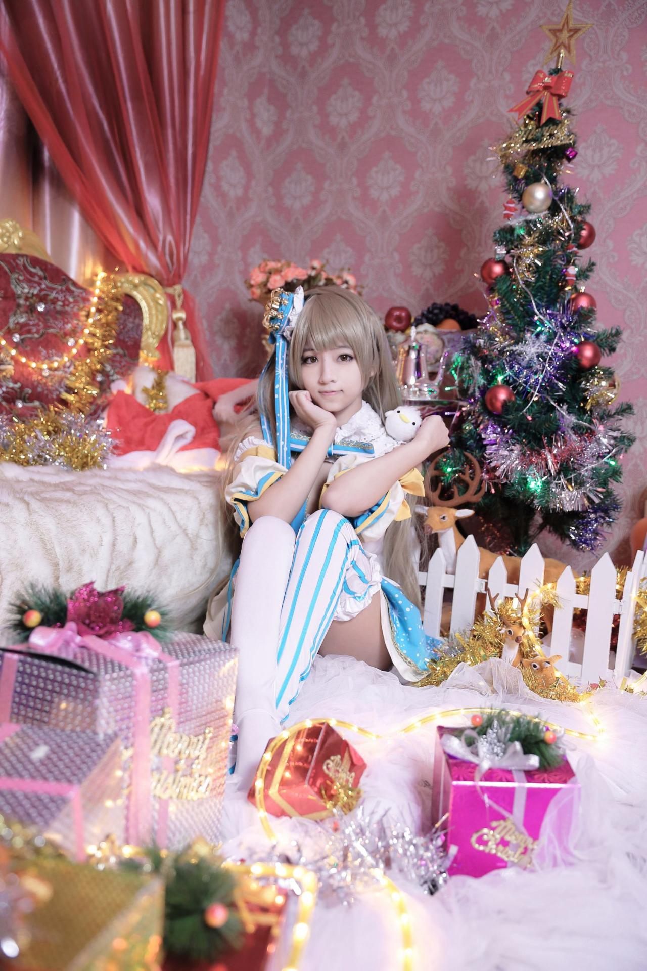 哼哼坐在圣诞树旁