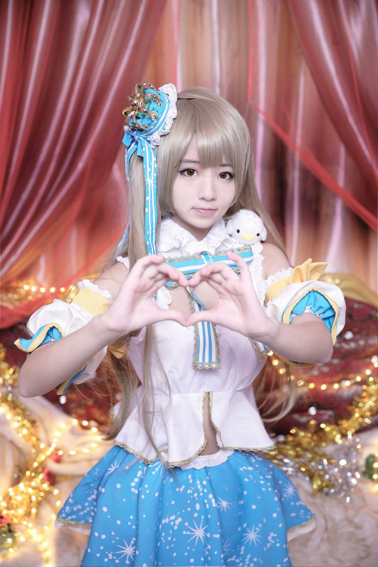 哼哼作心形手势