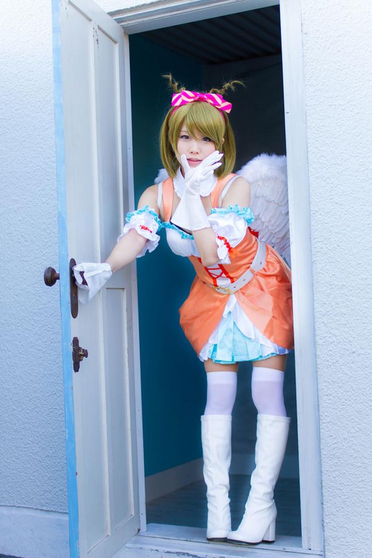 くろねこ扮小泉花阳推开门