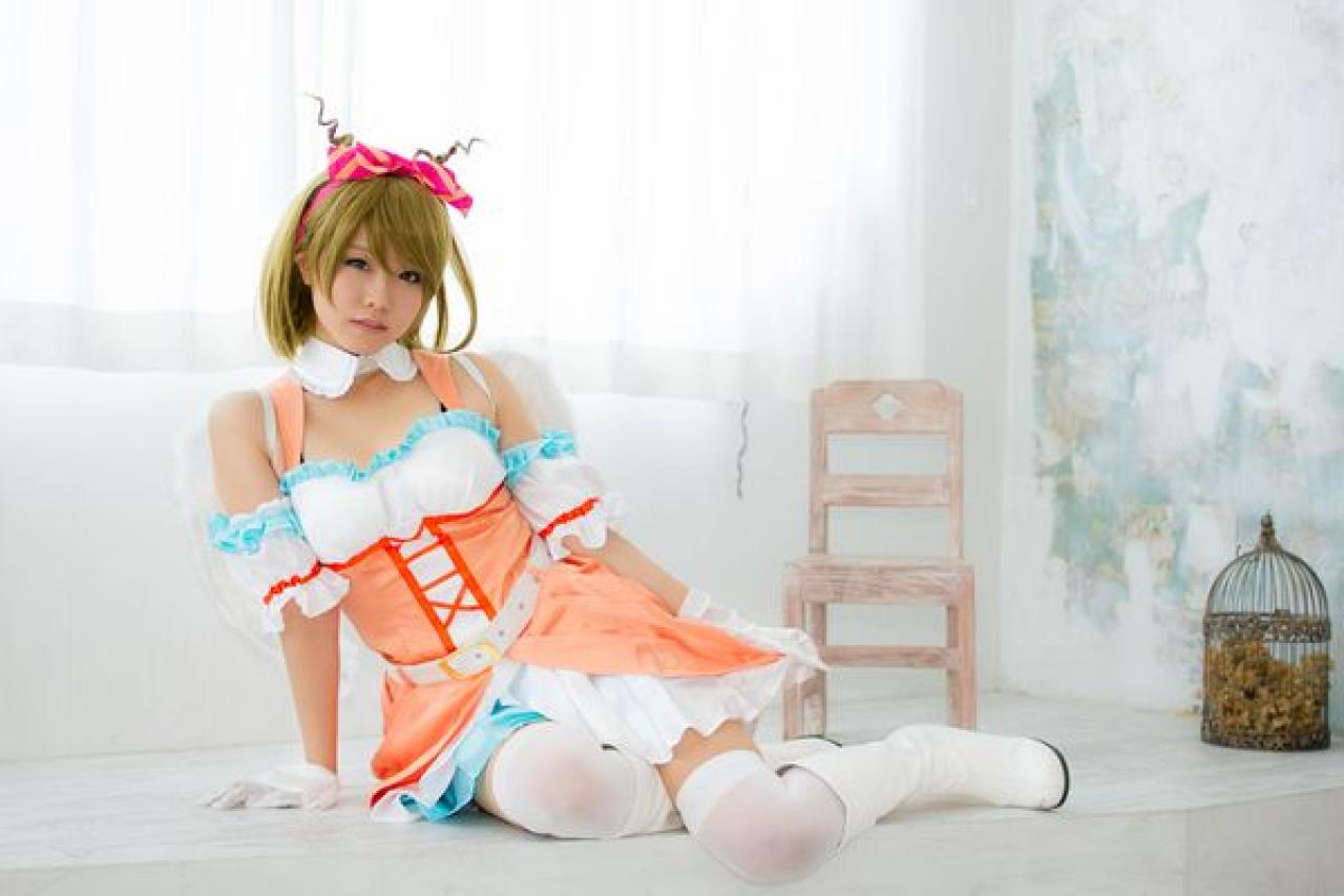 くろねこ扮演小泉花阳侧身卧在窗帘前