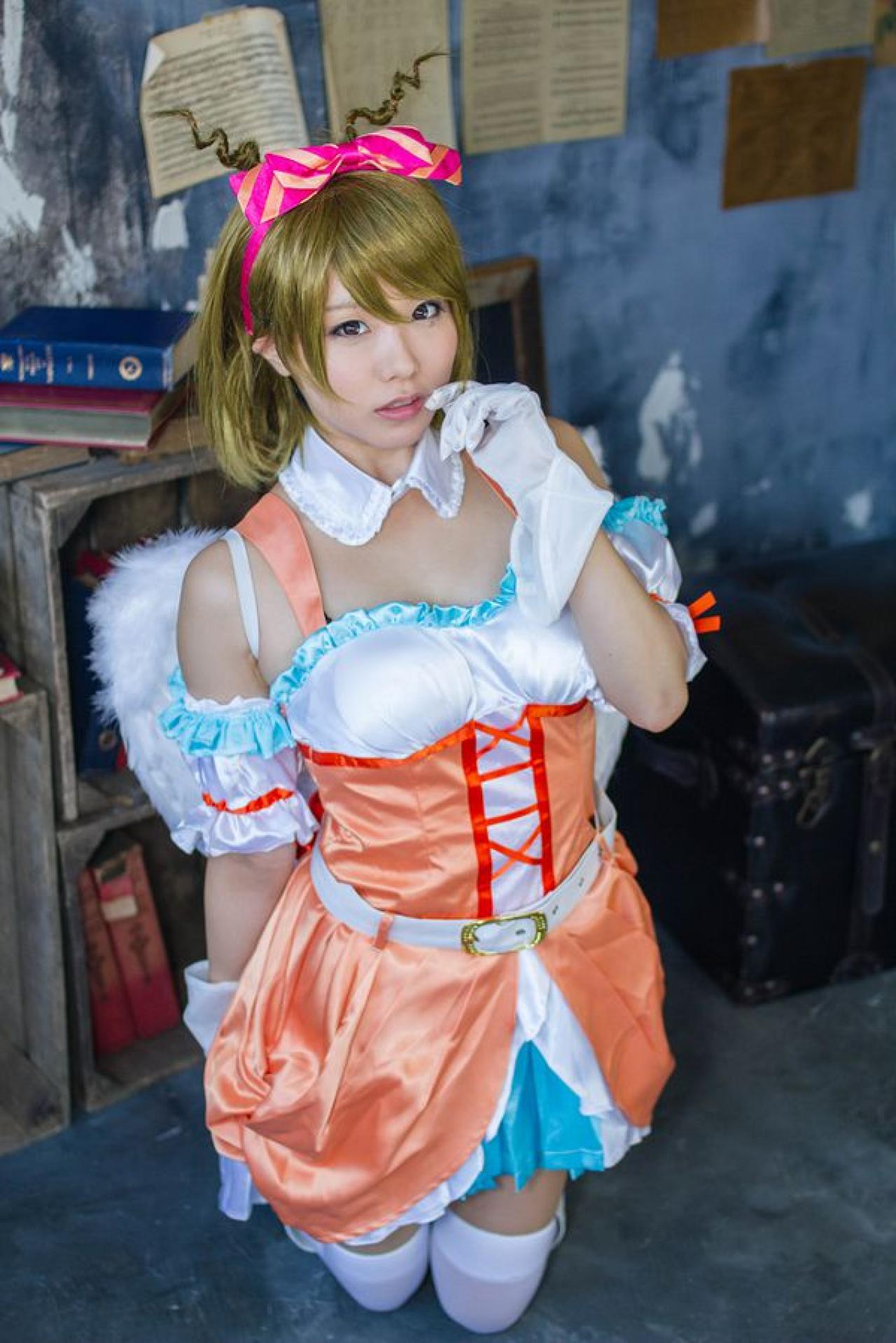 くろねこ扮演小泉花阳跪坐在老式的书架前