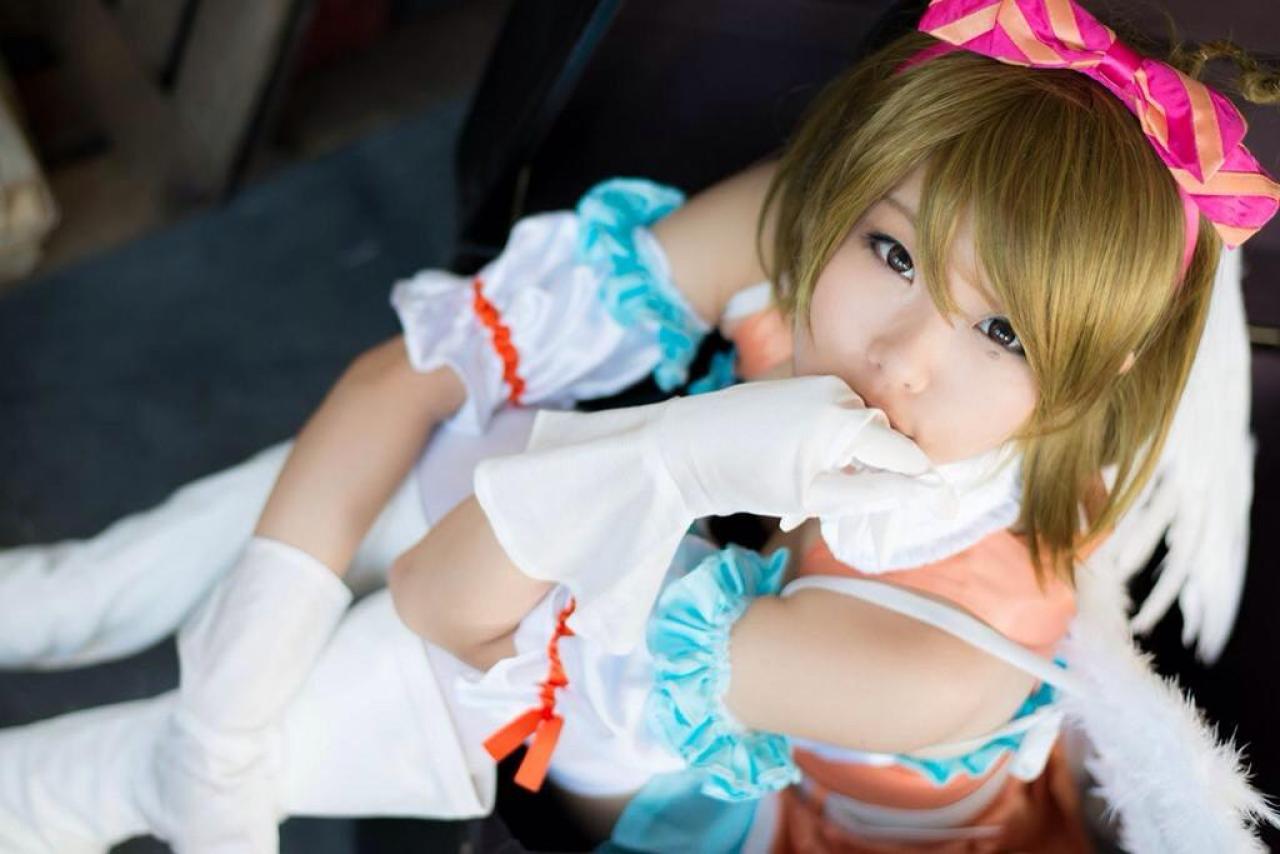 くろねこ扮演小泉花阳坐在地板上